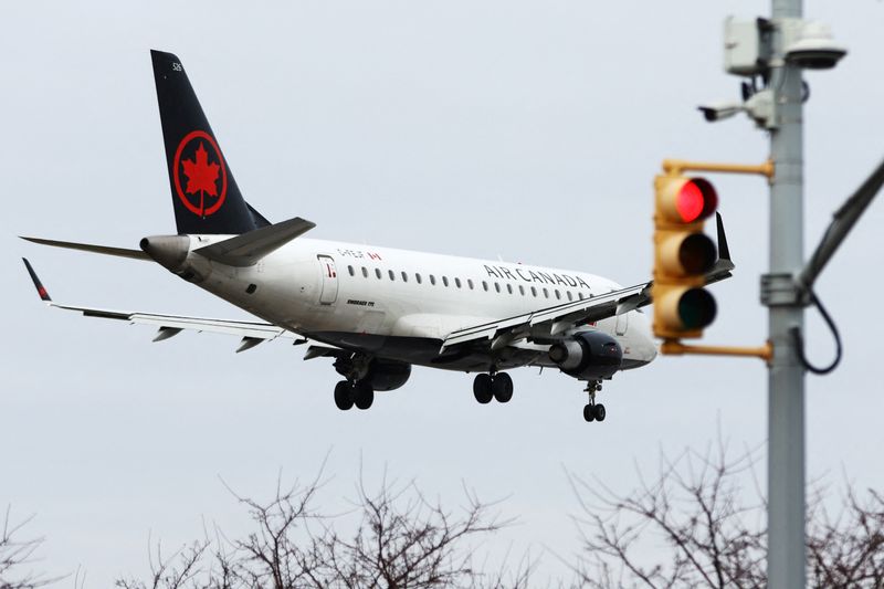 &copy; Reuters. An Air Canada jet comes in for a landing after flights earlier were grounded during an FAA system outage at Laguardia Airport in New York City, New York, U.S., January 11, 2023. REUTERS/Mike Segar/File Photo