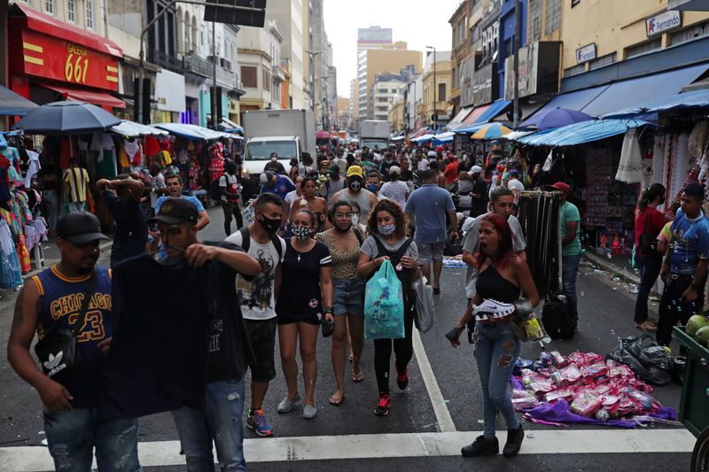 &copy; Reuters. Pessoas caminham na rua 25 de Março, em São Paulon21/12/2020 REUTERS/Amanda Perobelli