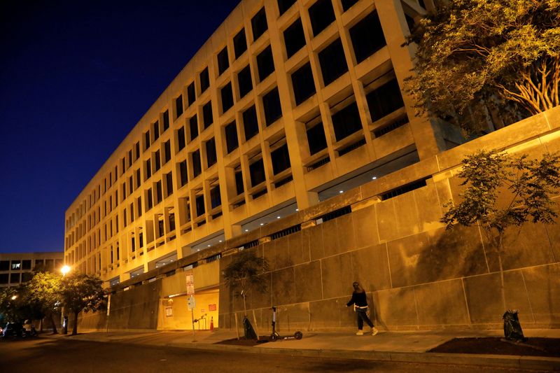 © Reuters. FILE PHOTO: A person walks by the Department of Labor headquarters in Washington, D.C., U.S., May 13, 2021. REUTERS/Andrew Kelly/File Photo