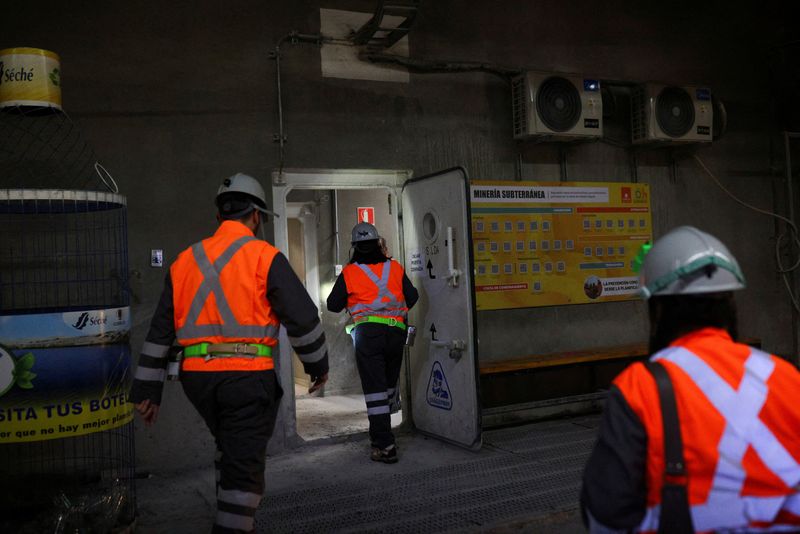 &copy; Reuters. FILE PHOTO: Workers and a media member walk inside Chuquicamata copper mine underground mining project, in Calama, Chile, February 6, 2024. REUTERS/Pablo Sanhueza/File Photo