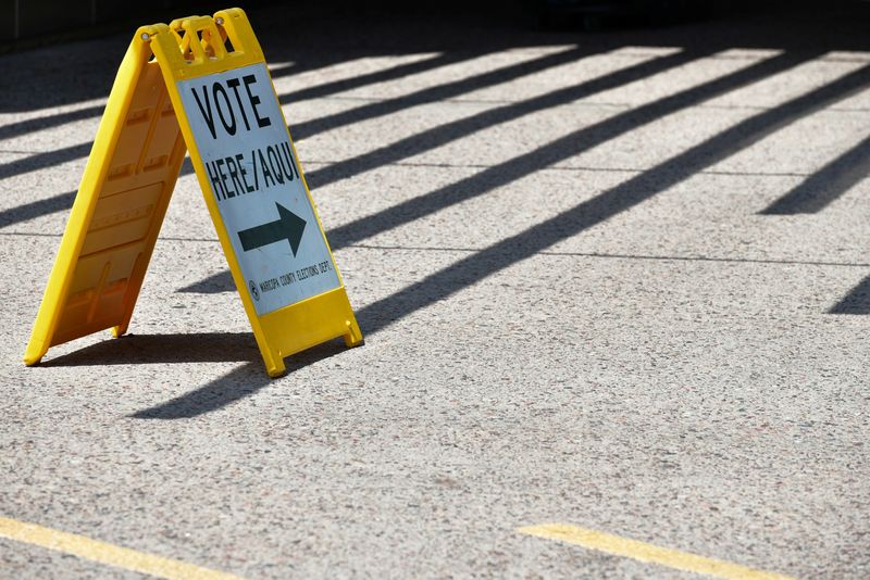 &copy; Reuters. FILE PHOTO: A "vote here/aqui" sign is set up at Burton Barr Central Library in Phoenix, Arizona, U.S., July 30, 2024.   REUTERS/Caitlin O'Hara/File Photo