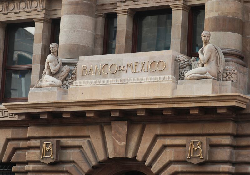 © Reuters. The logo of the Central Bank of Mexico (Banco de Mexico) is seen at its building in downtown Mexico City, Mexico, April 24, 2024. REUTERS/Henry Romero/ File photo