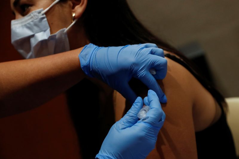 © Reuters. FILE PHOTO: A nurse applies a dose of COVID-19 vaccine in Sarasota, Florida, U.S., September 24, 2021. REUTERS/Shannon Stapleton/File Photo