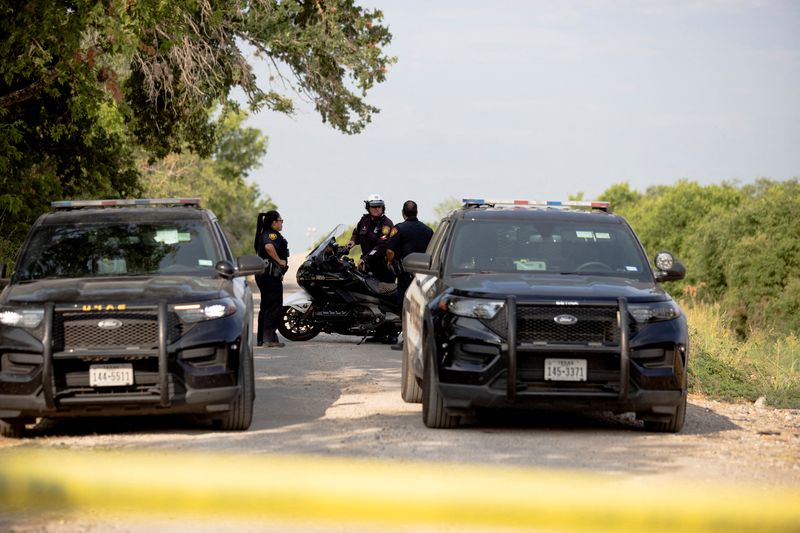 © Reuters. FILE PHOTO: Law enforcement officers work at the scene where migrants were found dead inside a trailer truck in San Antonio, Texas, U.S. June 28, 2022. REUTERS/Kaylee Greenlee Beal/File Photo