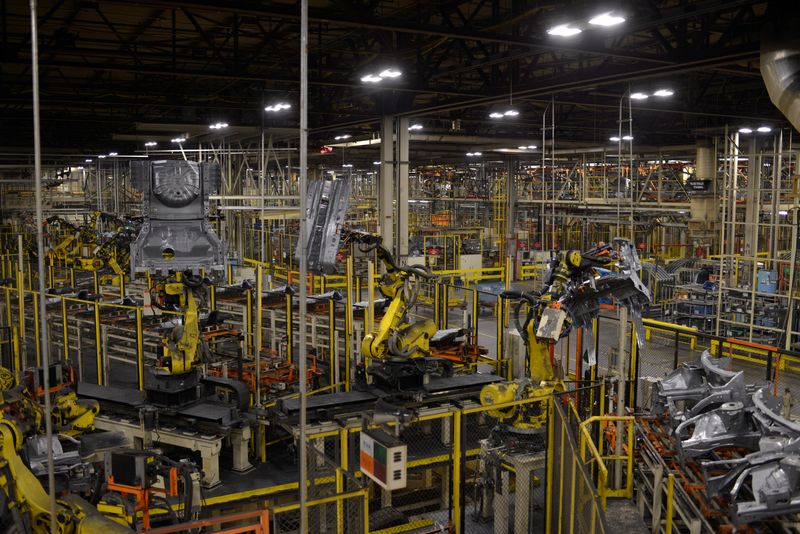 © Reuters. Robotic arms bring together car frames for welding at Nissan Motor Co's automobile manufacturing plant in Smyrna, Tennessee, U.S., August 23, 2018. REUTERS/William DeShazer/ File Photo