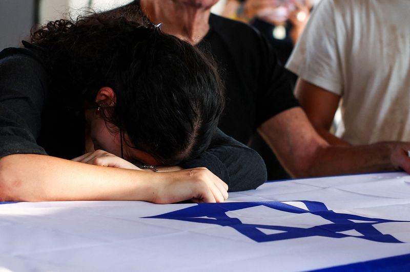 &copy; Reuters. Enlutados prestam omenagens a Yoram Metzger, um dos seis reféns cujos corpos foram recuperados do cativeiro de Gaza, em seu funeral no Kibutz Nir Oz, no sul de Israeln22/08/2024nREUTERS/Florion Goga