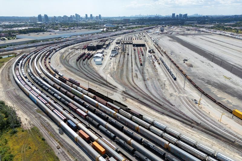 © Reuters. A drone view shows stacked containers at the CPKC Toronto yard, after Canadian National Railway (CN) and Canadian Pacific Kansas City (CPKC) locked out workers following unsuccessful negotiation attempts with the Teamsters union, in Toronto, Ontario, Canada August 22, 2024. REUTERS/Carlos Osorio