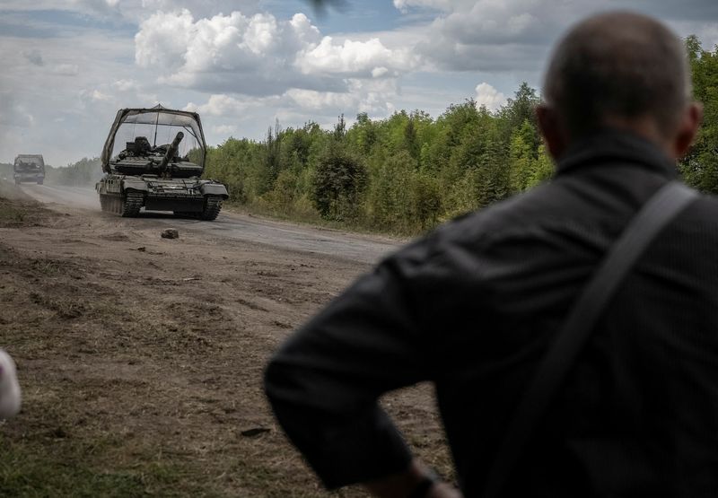 © Reuters. FILE PHOTO: Ukrainian servicemen ride tanks, amid Russia's attack on Ukraine, near the Russian border in Sumy region, Ukraine August 10, 2024. REUTERS/Viacheslav Ratynskyi/File Photo