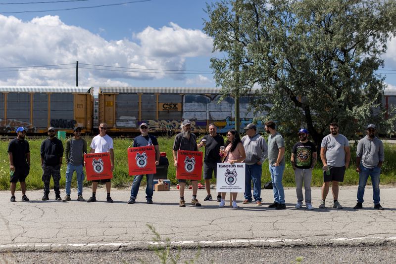 © Reuters. CN workers picket at the CPKC Toronto yard, after Canadian National Railway (CN) and Canadian Pacific Kansas City (CPKC) locked out workers following unsuccessful negotiation attempts with the Teamsters union, in Toronto, Ontario, Canada August 22, 2024. REUTERS/Carlos Osorio