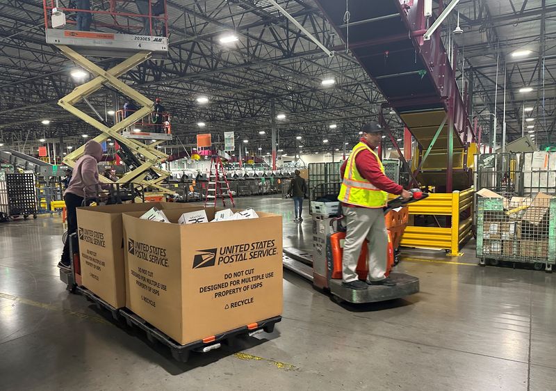 © Reuters. Employees work as the largest United States Postal Service (USPS) facility gears up for the busiest shipping time of the year, in Los Angeles, California, U.S. November 30, 2023. REUTERS/Jorge Garcia/ File Photo