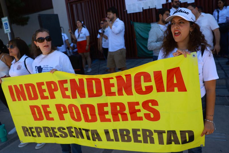 © Reuters. Employees of the federal judiciary hold a protest during an indefinite nationwide strike before lawmakers vote on the country's judicial reform, including moving to the popular election of judges, outside their offices in Ciudad Juarez, Mexico August 21, 2024. REUTERS/Jose Luis Gonzalez.