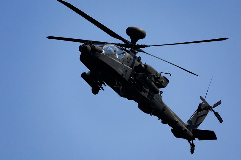 © Reuters. FILE PHOTO: An AH-64 Apache helicopter flies during a live-fire drill of the U.S. Army's 1st Armored Brigade Combat Team, 1st Armored Division at the Rodriguez Live Fire Complex, in Pocheon, South Korea, August 14, 2024. REUTERS/Kim Soo-hyeon/File Photo