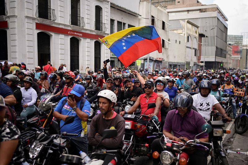 © Reuters. Motorized supporters of Venezuelan President Nicolas Maduro rally in favor of a proposed bill against “Fascism” and “Neo Fascism” which would allow the government to ban political parties, organizations or media found to incite fascism, in Caracas, Venezuela August 22, 2024. REUTERS/Gaby Oraa