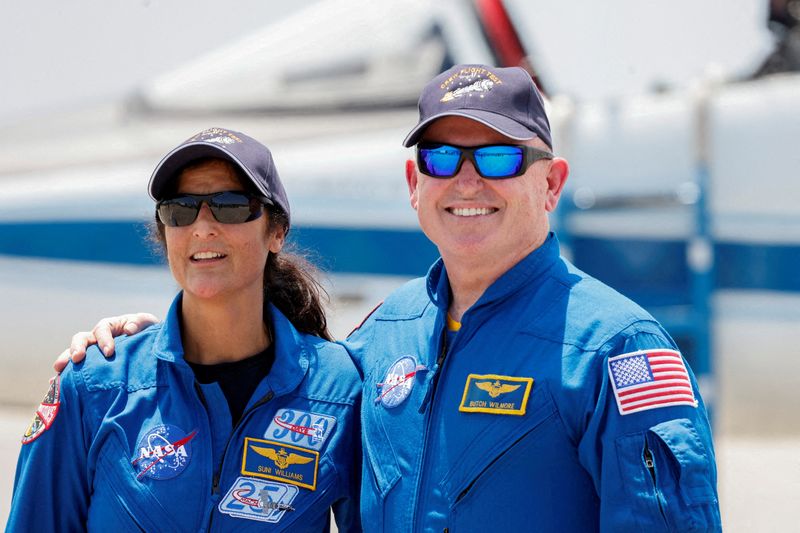 &copy; Reuters. Os astronautas da Nasa Butch Wilmore e Suni Williams posam antes do lançamento do Starliner-1 Crew Flight Test (CFT) da Boeing, em Cabo Canaveral, Flórida, EUAn25/04/2024nREUTERS/Joe Skipper