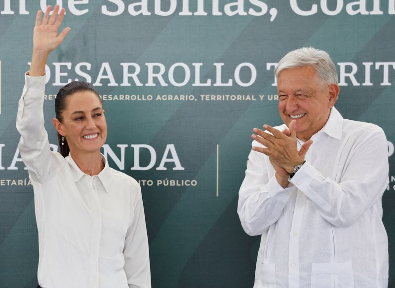 &copy; Reuters. O presidente mexicano, Andrés Manuel López Obrador, e a presidente eleita, Claudia Sheinbaum, participam de evento em Nueva Rosita, Méxicon14/06/2024nREUTERS/Daniel Becerril