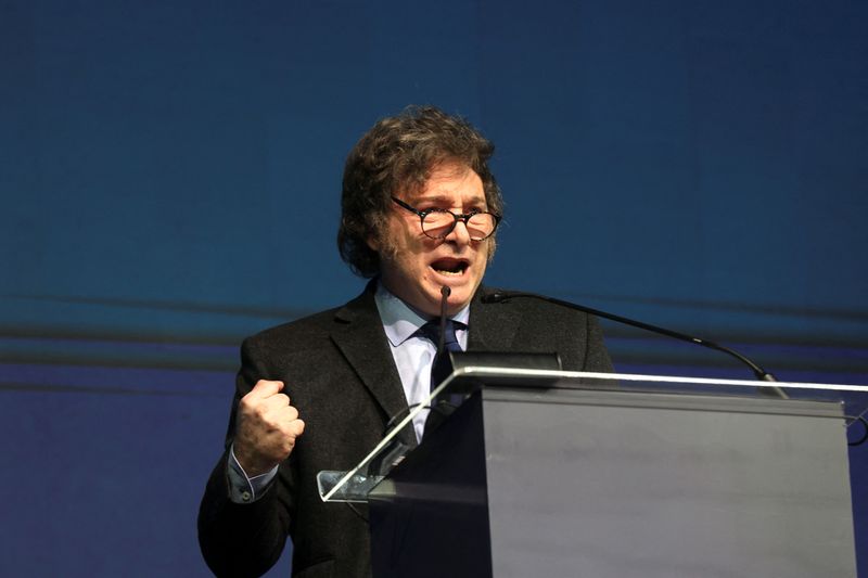 &copy; Reuters. FILE PHOTO: Argentina's President Javier Milei speaks during the CPAC (Conservative Political Action Conference) in Balneario Camboriu, Santa Catarina state, Brazil, July 7, 2024. REUTERS/Anderson Coelho/File Photo