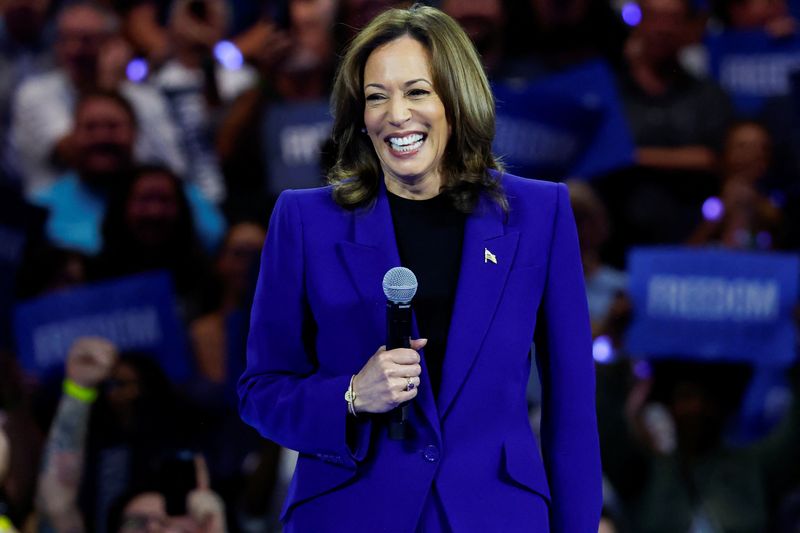 © Reuters. U.S. Vice President and Democratic presidential nominee Kamala Harris attends a campaign rally in Milwaukee, Wisconsin, U.S. August 20, 2024.  REUTERS/Marco Bello