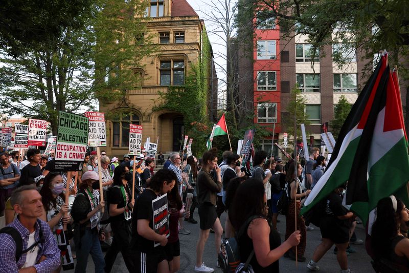 &copy; Reuters. Demonstrators march during a protest in support of Palestinians in Gaza, in the sidelines of the Democratic National Convention (DNC) in Chicago, Illinois, U.S., August 22, 2024. REUTERS/Leah Millis