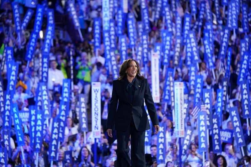 © Reuters. Democratic presidential nominee and U.S. Vice President Kamala Harris takes the stage on Day 4 of the Democratic National Convention (DNC) at the United Center in Chicago, Illinois, U.S., August 22, 2024. REUTERS/Kevin Lamarque    