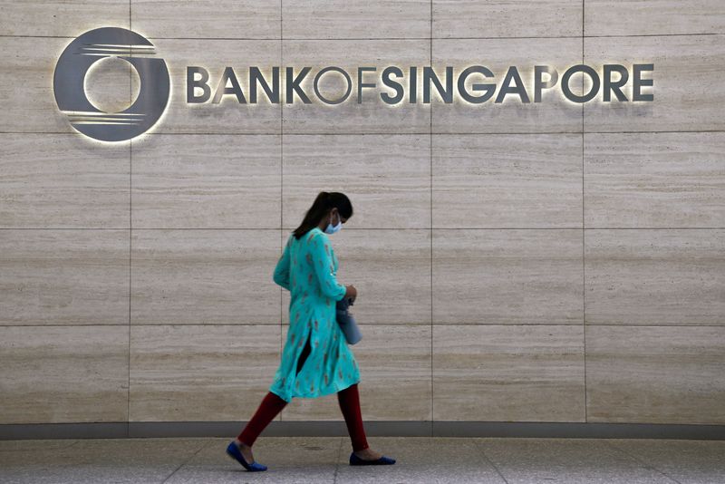 © Reuters. FILE PHOTO: A woman walks past a Bank of Singapore office in Singapore March 31, 2022. REUTERS/Caroline Chia/File Photo