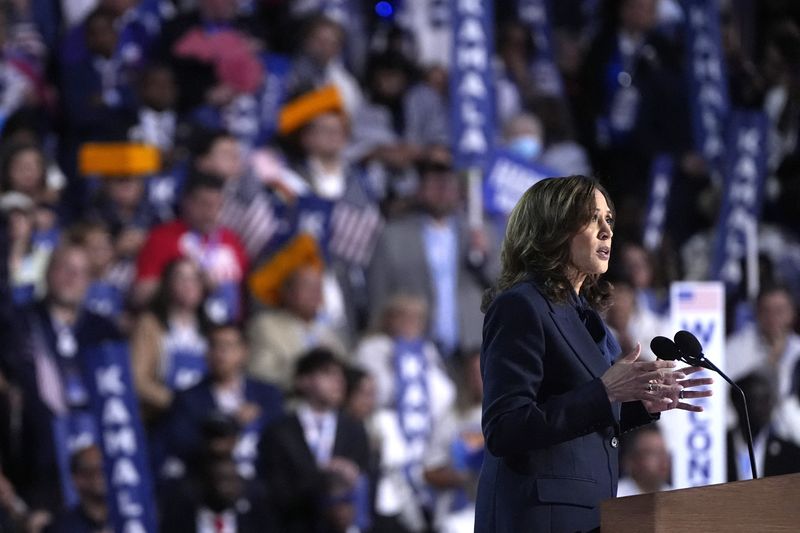 &copy; Reuters. Democratic presidential nominee and U.S. Vice President Kamala Harris takes the stage on Day 4 of the Democratic National Convention (DNC) at the United Center in Chicago, Illinois, U.S., August 22, 2024. REUTERS/Elizabeth Frantz