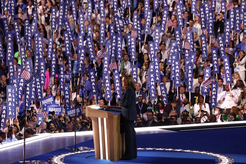 © Reuters. Democratic presidential nominee and U.S. Vice President Kamala Harris takes the stage on Day 4 of the Democratic National Convention (DNC) at the United Center in Chicago, Illinois, U.S., August 22, 2024. REUTERS/Brendan Mcdermid