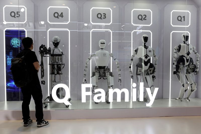 © Reuters. FILE PHOTO: A visitor looks at humanoid robots displayed at the Institute of Automation, Chinese Academy of Sciences booth during the World Robot Conference in Beijing, China August 21, 2024. REUTERS/Florence Lo/File Photo