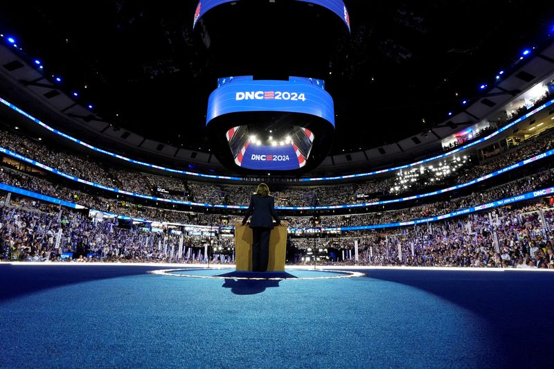 © Reuters. U.S. Vice President Kamala Harris accepts the Democratic Party's nomination for president at the United Center on the fourth day of the Democratic National Convention in Chicago, Illinois, U.S., on Thursday, August 22, 2024.    Kent Nishimura/Pool via REUTERS