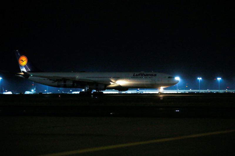 &copy; Reuters. FILE PHOTO: A Lufthansa plane carrying people who have being evacuated from Kabul, Afghanistan lands in Frankfurt, Germany August 18, 2021. REUTERS/Thilo Schmuelgen/File Photo