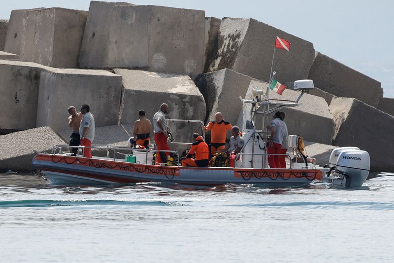 © Reuters. Rescue personnel work at the scene where a luxury yacht sank, off the coast of Porticello, near the Sicilian city of Palermo, Italy, August 22, 2024. REUTERS/Louiza Vradi