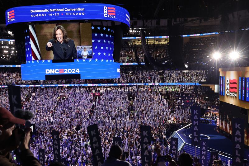 © Reuters. Democratic presidential nominee and U.S. Vice President Kamala Harris takes the stage on Day 4 of the Democratic National Convention (DNC) at the United Center in Chicago, Illinois, U.S., August 22, 2024. REUTERS/Brendan Mcdermid