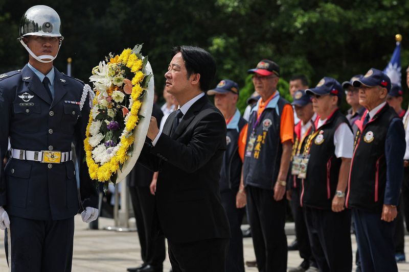 © Reuters. Taiwan's President Lai Ching-te pays respects at a ceremony commemorating the war against Chinese forces on the frontline island in Kinmen, Taiwan August 23, 2024. REUTERS/Ann Wang