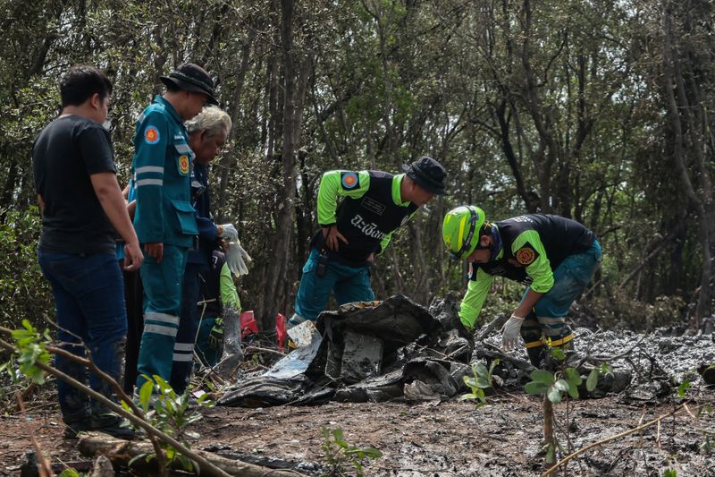 © Reuters. Rescue workers search the wreckage of a small aircraft a day after it crashed as five tourists from China and four Thais, including the two pilots, all presumed dead, in Bang Pakong, Chachoengsao province, Thailand, August 23, 2024. REUTERS/Patipat Janthong