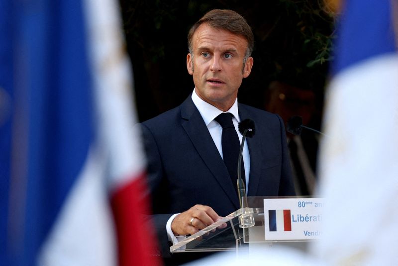 &copy; Reuters. FILE PHOTO: French President Emmanuel Macron speaks during a ceremony to commemorate the 80th anniversary of the liberation of the village Bormes-les-Mimosas, France, August 17, 2024.  REUTERS/Manon Cruz/Pool/File Photo