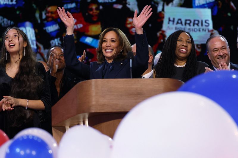 © Reuters. Democratic presidential nominee and U.S. Vice President Kamala Harris waves from the stage on Day 4 of the Democratic National Convention (DNC) at the United Center in Chicago, Illinois, U.S., August 22, 2024. REUTERS/Kevin Wurm