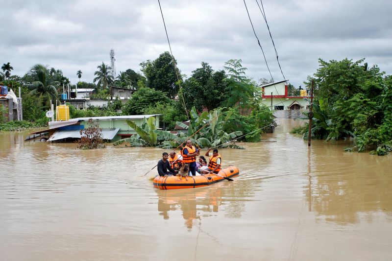 &copy; Reuters. FILE PHOTO: Rescuers from Tripura Disaster Management Authority evacuate flood-affected people to a safer place following heavy rains at a village on the outskirts of Agartala, India, August 22, 2024. REUTERS/Jayanta Dey/File Photo