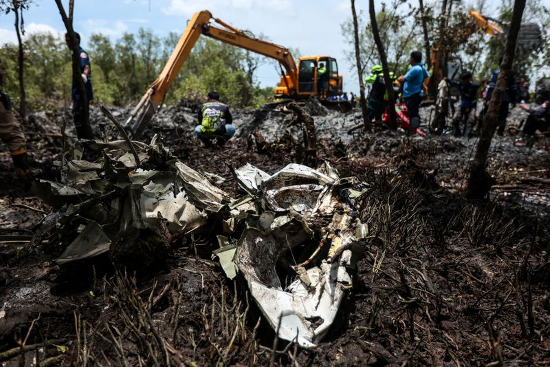 © Reuters. Rescue workers search the wreckage of a small aircraft a day after it crashed as five tourists from China and four Thais, including the two pilots, all presumed dead, in Bang Pakong, Chachoengsao province, Thailand, August 23, 2024. REUTERS/Patipat Janthong