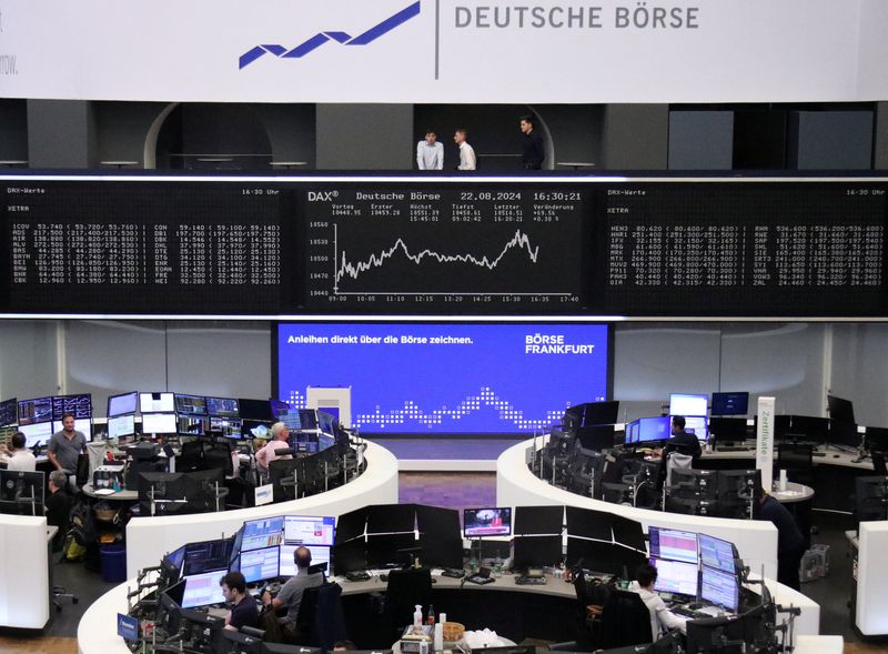 © Reuters. The German share price index DAX graph is pictured at the stock exchange in Frankfurt, Germany, August 22, 2024.     REUTERS/Staff