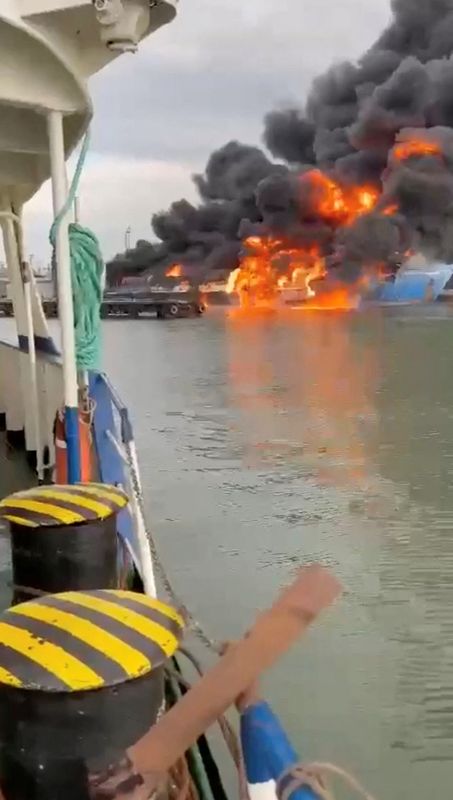 © Reuters. Smoke and flames rise from a ferry following a fire at the port of Kavkaz, in the course of Russia-Ukraine conflict, as seen from Chushka, Krasnodar region, Russia, August 22, 2024, in this  screengrab taken from a social media video. Social Media/via REUTERS 