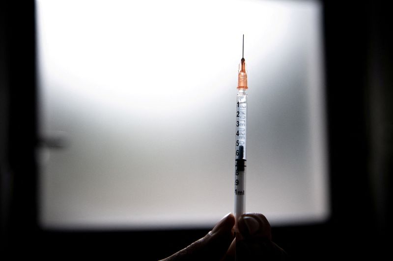 © Reuters. FILE PHOTO: A medical health worker prepares a dose of the mpox vaccine at the Edison municipal vaccination centre in Paris, France July 27, 2022. Alain Jocard/Pool via REUTERS/File Photo