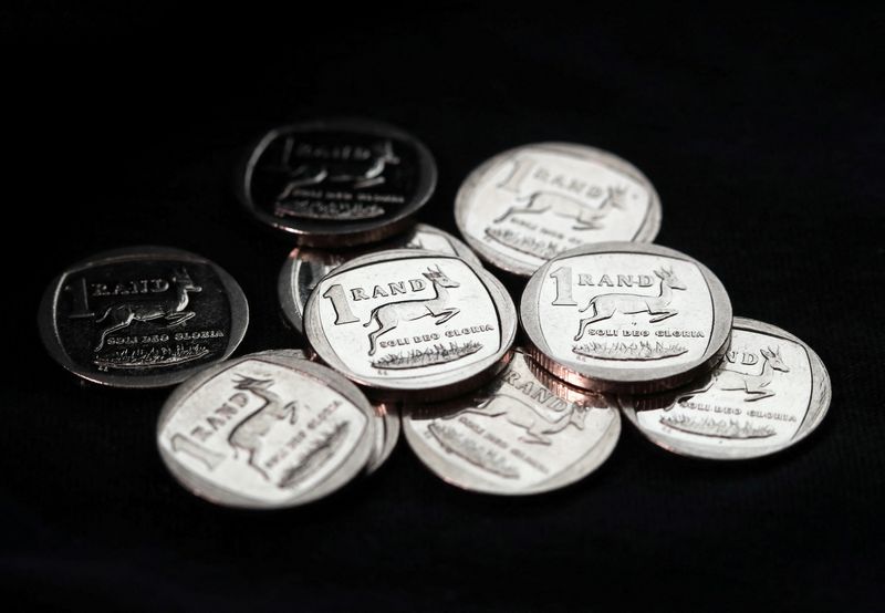 © Reuters. South African rand coins are seen in this illustrative picture taken on October 30, 2020. REUTERS/Mike Hutchings/Illustration/File photo