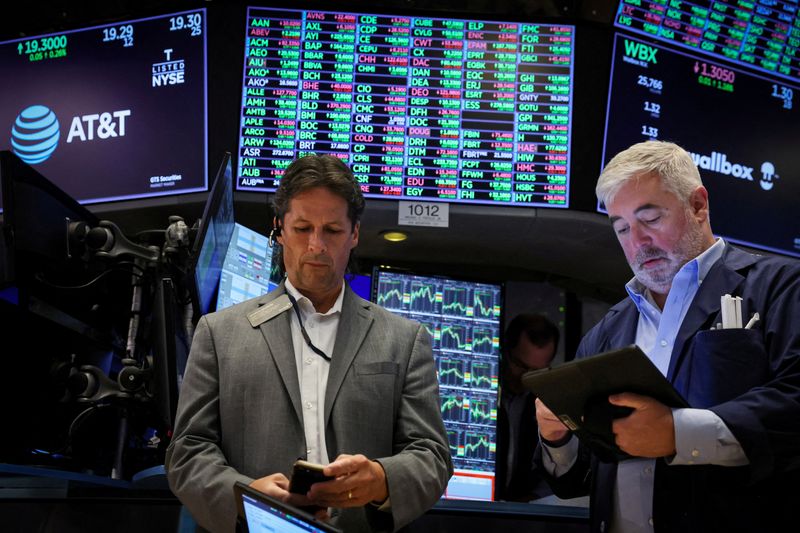 © Reuters. ARCHIVE PHOTO: Traders work on the floor of the New York Stock Exchange (NYSE) in New York City, U.S., August 8, 2024. REUTERS/Brendan McDermid/File photo