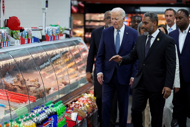 © Reuters. U.S. President Joe Biden walks with U.S. Rep. Steven Horsford (D-NV) during a stop at a grocery store in Las Vegas, Nevada, U.S., July 16, 2024. REUTERS/Tom Brenner