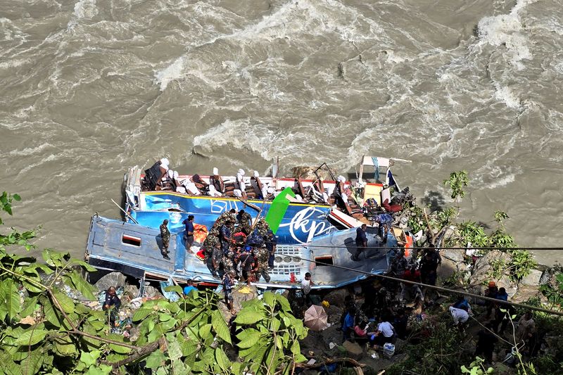 © Reuters. Security force personnel work to rescue injured passengers after a bus carrying Indian passengers traveling to Kathmandu from Pokhara plunged into a river in Tanahun District, Gandaki Province, Nepal August 23, 2024. REUTERS/Stringer