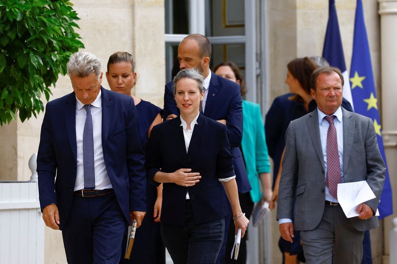 © Reuters. Nouveau Front Populaire (NFP) candidate to be named prime minister Lucie Castets, French Communist Party National Secretary Fabien Roussel, Member of the National Assembly Stephane Peu, President of La France Insoumise (LFI) group in the National Assembly Mathilde Panot and Member of the National Assembly Manuel Bompard leave the Elysee Palace as President Emmanuel Macron met party leaders for talks with a view to discuss appointing a new prime minister, in Paris, France, August 23, 2024. REUTERS/Abdul Saboor