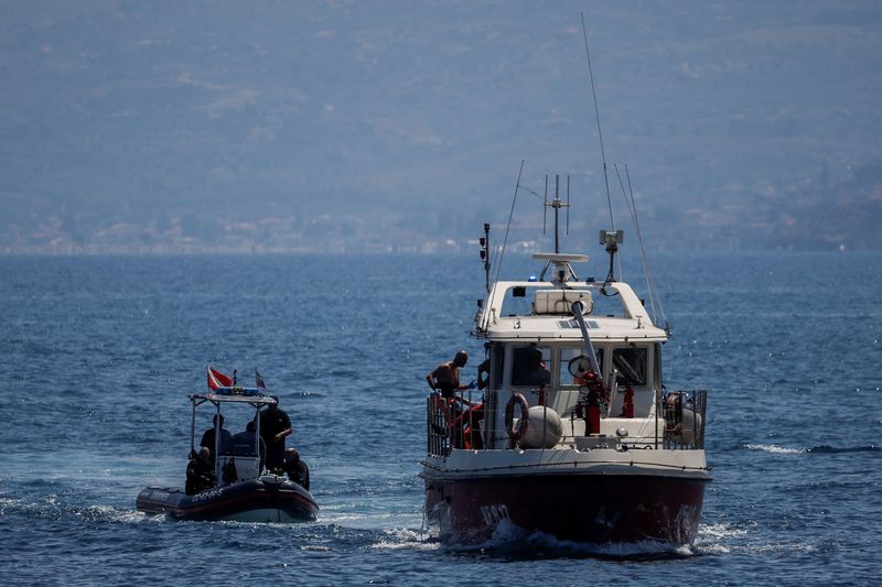 © Reuters. A rescue boat with rescue personnel on board conducts search operations for British tech entrepreneur Mike Lynch's daughter Hannah Lynch, at the scene where a luxury yacht sank, off the coast of Porticello, near the Sicilian city of Palermo, Italy, August 23, 2024. REUTERS/Louiza Vradi