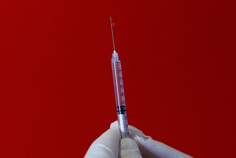 &copy; Reuters. FILE PHOTO: A medical worker holds a syringe with the mpox vaccine at a vaccination center in Nice, France, July 27, 2022.  REUTERS/Eric Gaillard/File Photo