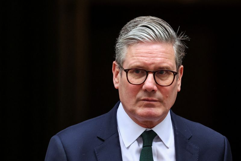 &copy; Reuters. FILE PHOTO: Britain's Prime Minister Keir Starmer awaits the arrival of Oman's Sultan Haitham bin Tariq al-Said at Downing Street, in London, Britain, August 6, 2024. REUTERS/Toby Melville/File Photo