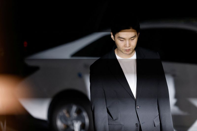 © Reuters. Suga of the K-pop boy band BTS arrives at a police station for questioning regarding his drunk driving charge, in Seoul, South Korea, August 23, 2024. REUTERS/Kim Soo-hyeon