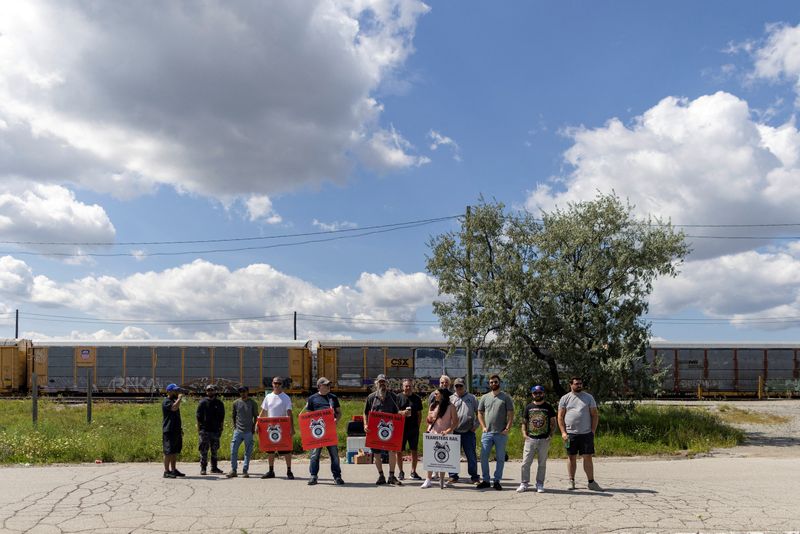 &copy; Reuters. CN workers picket at the CPKC Toronto yard, after Canadian National Railway (CN) and Canadian Pacific Kansas City (CPKC) locked out workers following unsuccessful negotiation attempts with the Teamsters union, in Toronto, Ontario, Canada August 22, 2024. 